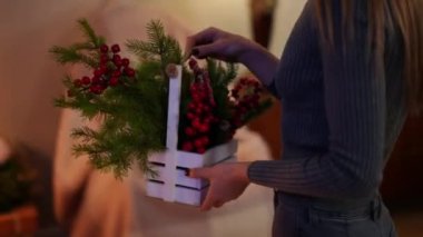 Canlı kamera, el yapımı Noel sepetiyle şömineye doğru yürüyen esmer kadını takip ediyor. Yeni yıl arifesinde kendine güvenen beyaz kadın dekorasyon evi tatilin tadını çıkarıyor.