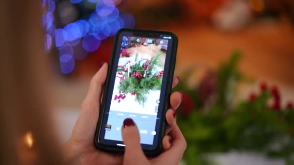 Close Smartphone Fotografiando Corona Navidad Mesa Interior Mujer Caucásica Joven — Vídeo de stock