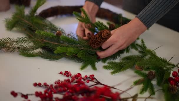Žena Umísťující Borovicový Kužel Zelené Jedlové Větve Ručně Vyrobený Vánoční — Stock video