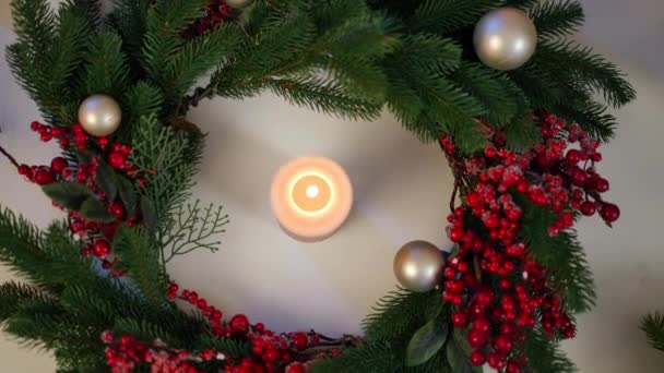 Weihnachtskranz Von Oben Auf Weißem Tisch Mit Brennender Kerze Der — Stockvideo