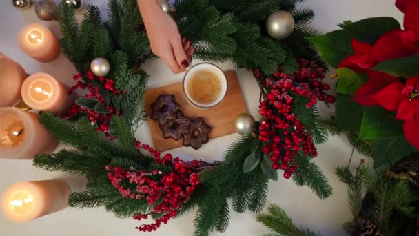 크리스마스 촛불을 손으로 가운데 쿠키에 코코아 놓는다 알아볼 수없는 아가씨 — 비디오