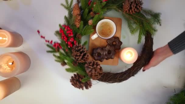 Vrouwelijke Hand Spinnen Transparante Ronde Lade Met Kerstkrans Koffiekopje Snoep — Stockvideo