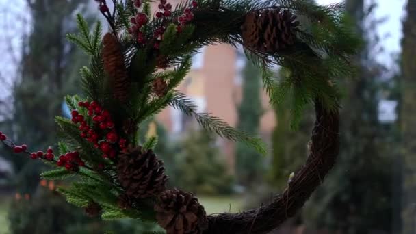 Großaufnahme Weihnachtskranz Der Einem Glasfenster Hinterhof Hängt Silvesterdekoration Haus Weihnachtsabend — Stockvideo