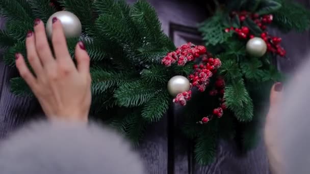 Close Vrouwenhanden Die Kerstkrans Buiten Aanpassen Aan Ingang Onherkenbaar Slanke — Stockvideo