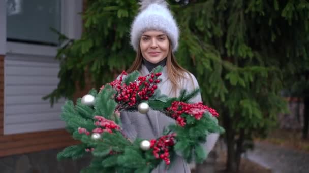 Retrato Una Hermosa Mujer Jactándose Corona Navidad Hecha Mano Sonriendo — Vídeos de Stock