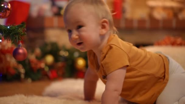 Noel Ağacında Emeklerken Kameraya Bakıp Gülümseyen Neşeli Meraklı Küçük Kızlar — Stok video