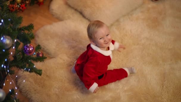 Ampla Tiro Menina Alegre Vermelho Traje Papai Noel Sorrindo Rastejando — Vídeo de Stock