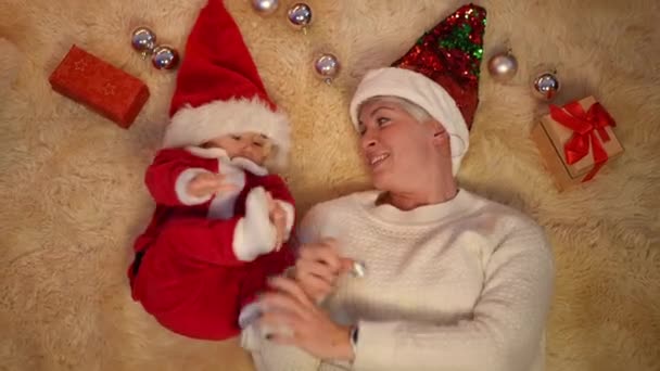 Gioiosa Bambina Costume Babbo Natale Sdraiata Tappeto Con Giovane Bella — Video Stock