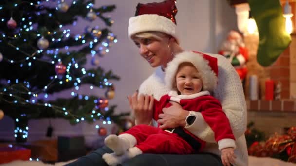 Niña Riendo Como Mujer Alegre Sacudiendo Niño Sentado Árbol Navidad — Vídeos de Stock