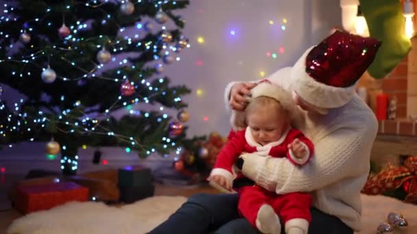 Nettes Kleinkind Mädchen Weihnachtsmannkostüm Genießt Freizeit Mit Fröhlichen Tante Heiligabend — Stockvideo