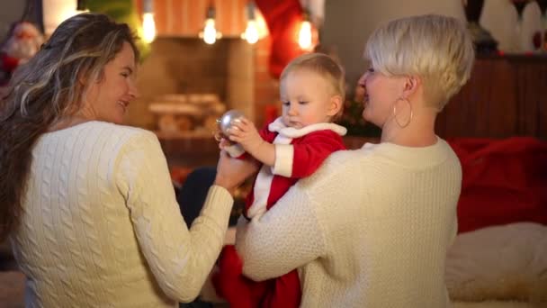 Vue Arrière Deux Femmes Caucasiennes Heureuses Jouant Avec Une Jolie — Video