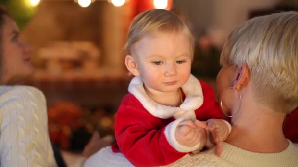 Retrato Bebê Sorridente Bonito Menina Mãos Mãe Brincando Com Brinquedo — Vídeo de Stock