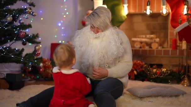 Mulher Alegre Sorrindo Decolando Colocando Santa Barba Brincando Com Bebê — Vídeo de Stock