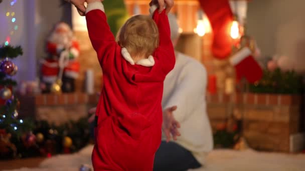 Indietro Vista Bambina Piedi Alla Donna Seduta All Albero Natale — Video Stock