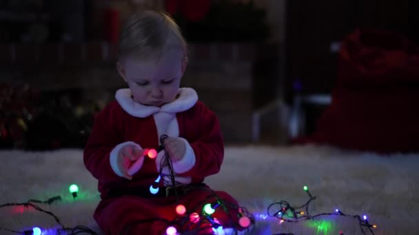 Curios Dítě Kostýmu Santa Obdivovat Vánoční Světlo Sedí Tmavém Pohodlném — Stock video