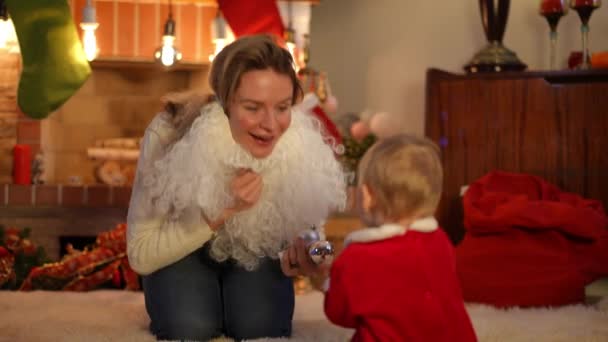 Amare Donna Felice Togliersi Barba Bianca Babbo Natale Parlando Con — Video Stock