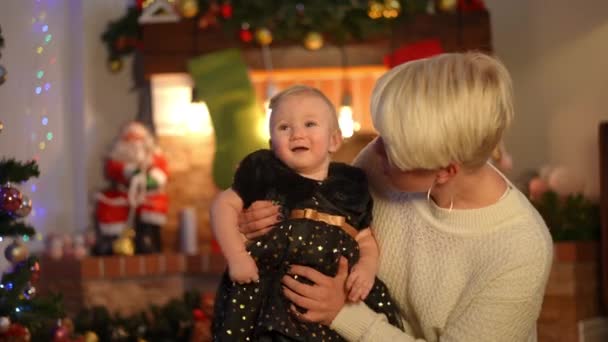 Kaukasisch Meisje Huilend Als Jonge Vrouw Kalmerend Kind Pratend Zittend — Stockvideo