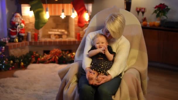 Aufgeregtes Babymädchen Klatscht Zeitlupe Und Sitzt Mit Einer Jungen Frau — Stockvideo