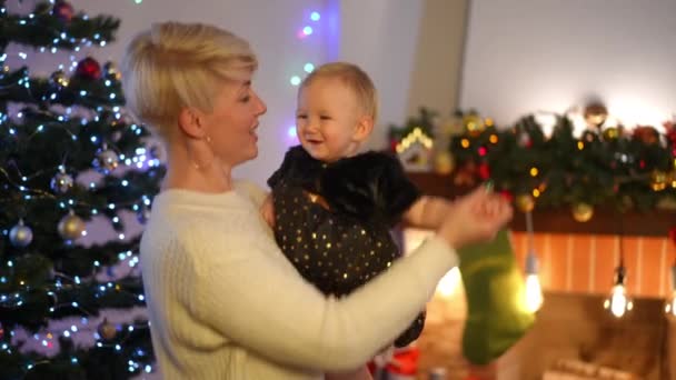 中镜头快乐的女人与女婴在慢动作中翩翩起舞 微笑着 佳节前夕 快乐的白种人无忧无虑的阿姨和侄女在家里玩乐 — 图库视频影像