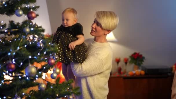 Mujer Positiva Caucásica Caminando Con Niña Árbol Navidad Sala Estar — Vídeos de Stock