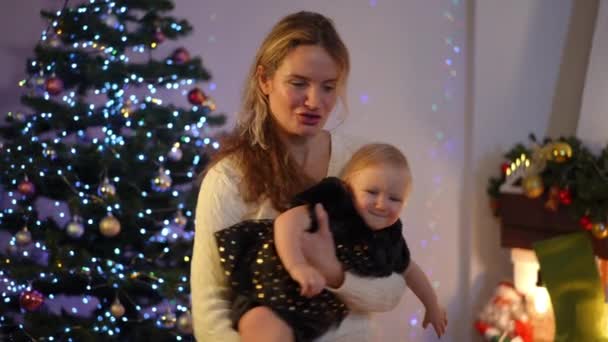 Evdeki Noel Işıklarının Arka Planında Küçük Tatlı Kızıyla Oynayan Gülümseyen — Stok video