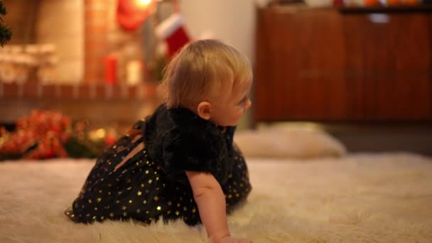 Seitenansicht Charmantes Baby Mädchen Schwarzem Eleganten Kleid Das Zeitlupe Zur — Stockvideo