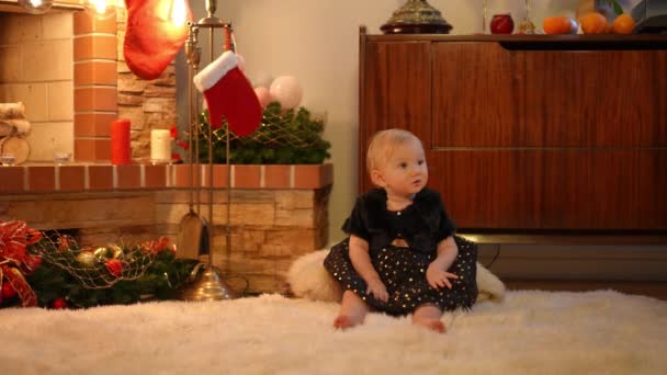 Amplio Retrato Foto Niña Bastante Curioso Niño Sentado Alfombra Sala — Vídeos de Stock