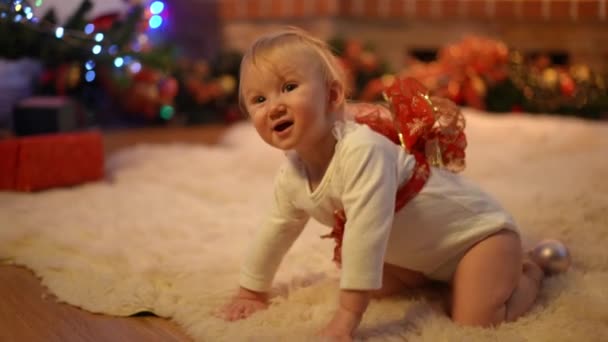 Bastante Adorable Niña Con Lazo Rojo Espalda Riendo Mirando Hacia — Vídeos de Stock