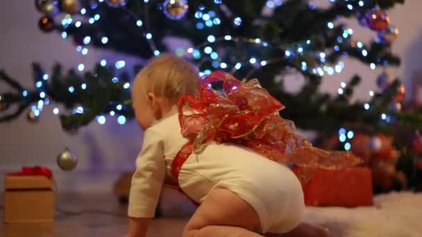 Kleine Mädchen Krabbeln Silvester Hause Zur Weihnachtsbeleuchtung Sorglos Liebenswertes Kaukasisches — Stockvideo