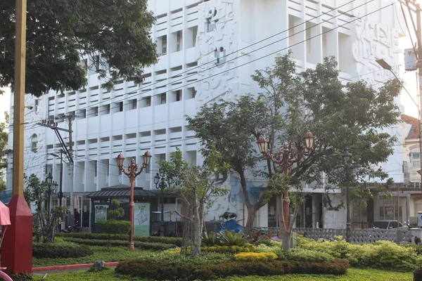 Grande Parque Cidade Velha Muitas Plantas Edifícios Antigos — Fotografia de Stock