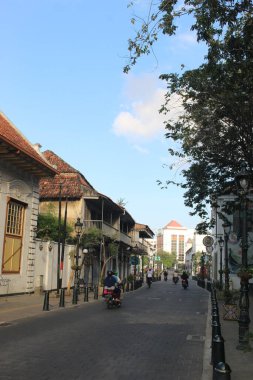 Yanı başında eski binalar olan ıssız bir kasaba caddesinin atmosferi.