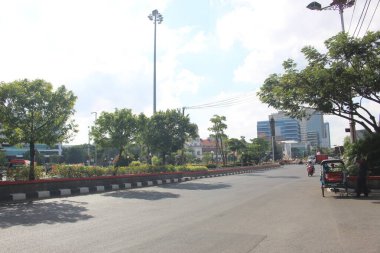 Semarang şehrinde şehir manzarası gün boyunca araçlarla dolup taşıyor.