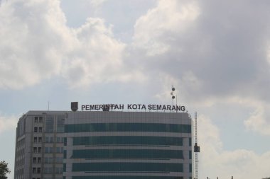 Semarang şehri hükümet binası bulutlu hava koşullarıyla muhteşem görünüyor.