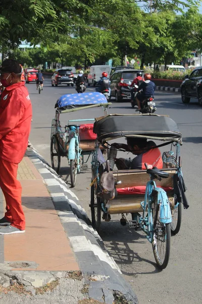 Rickshaw Parcheggiata Sul Lato Della Strada Fronte Mercato — Foto Stock