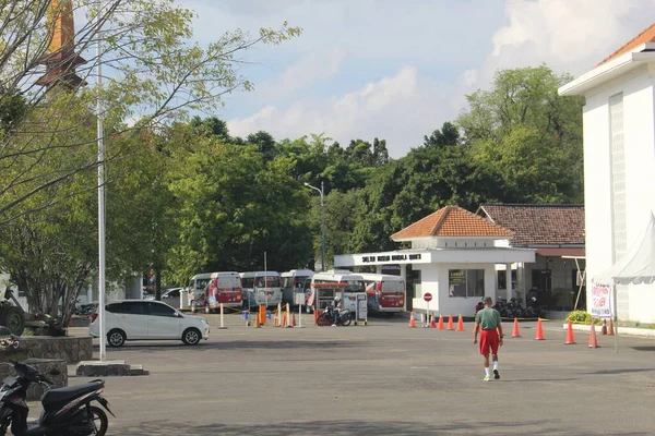 Een Grote Tuin Voor Een Wit Gebouw Zijn Meerdere Geparkeerde — Stockfoto