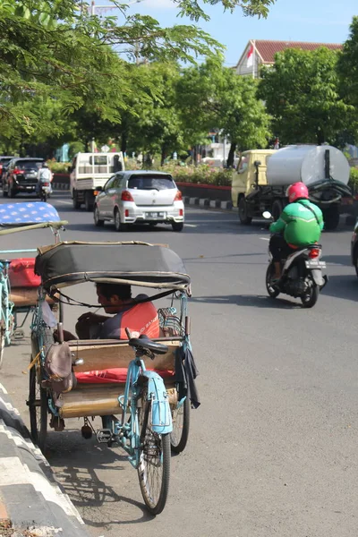 Rickshaw Parcat Marginea Drumului Fața Pieței — Fotografie, imagine de stoc