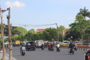 Yoldan geçen çeşitli araçlar.