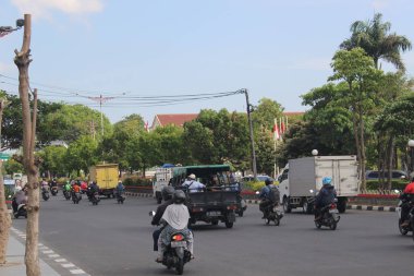 Yoldan geçen çeşitli araçlar.