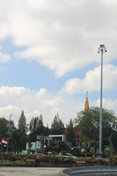 Parque Centro Cidade Com Árvores Edifícios Dias Nublados — Fotografia de Stock