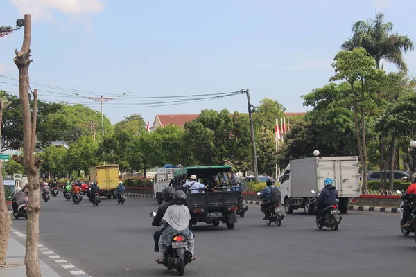 Yoldan geçen çeşitli araçlar.
