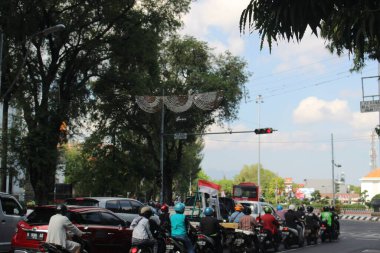 Endonezya, Semarang, 7 Ağustos 2021 - Şehrin ortasında trafik ışıkları olduğu için duran kalabalık araçlar