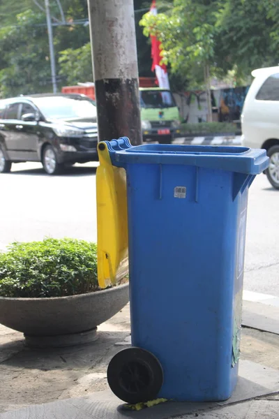Lata Lixo Azul Lado Rua Cidade — Fotografia de Stock