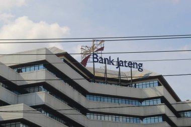 Modern mimarisi olan merkez Java banka binası muhteşem görünüyor.