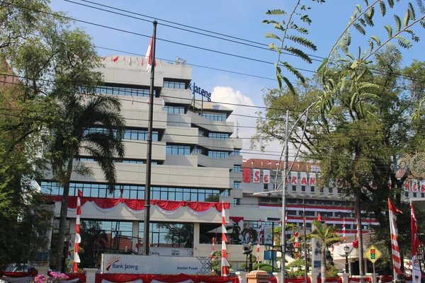 中央爪哇银行大楼 有一座现代化的大楼 前面有树木 — 图库照片