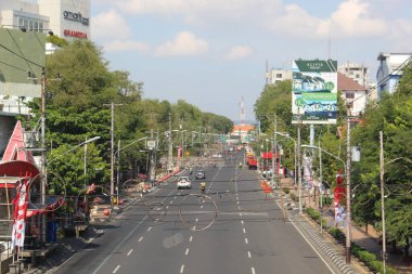 Büyük şehirlerde yol koşulları. Buradan geçen çeşitli araçlar var.