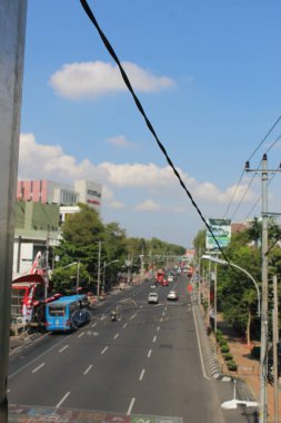 Büyük şehirlerde yol koşulları. Buradan geçen çeşitli araçlar var.