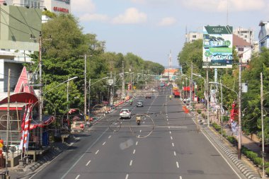 Büyük şehirlerde yol koşulları. Buradan geçen çeşitli araçlar var.