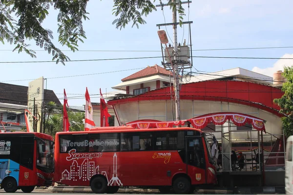 Kırmızı Brt Otobüsü Otobüs Durağında Yolcu Taşıyor — Stok fotoğraf