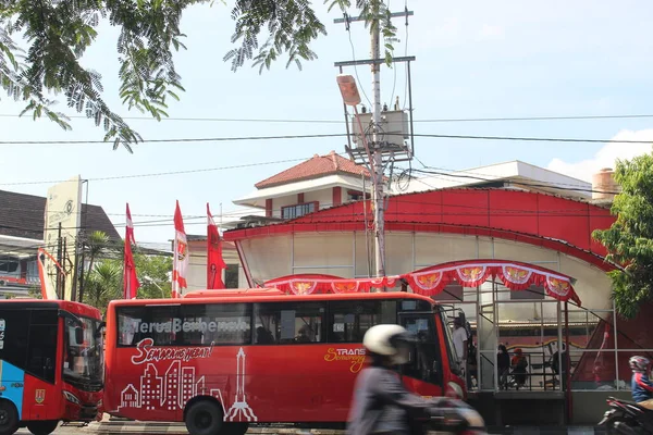 Kırmızı Brt Otobüsü Otobüs Durağında Yolcu Taşıyor — Stok fotoğraf