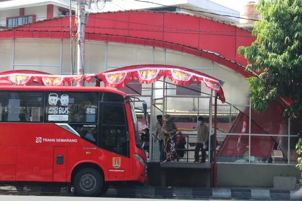 Czerwony Autobus Przewozi Pasażerów Schroniska — Zdjęcie stockowe